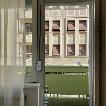 Debar Maalo 2bdrm Apt, 2 Min Walk To Park