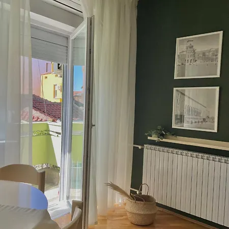 Debar Maalo 2bdrm Apt, 2 Min Walk To Park *