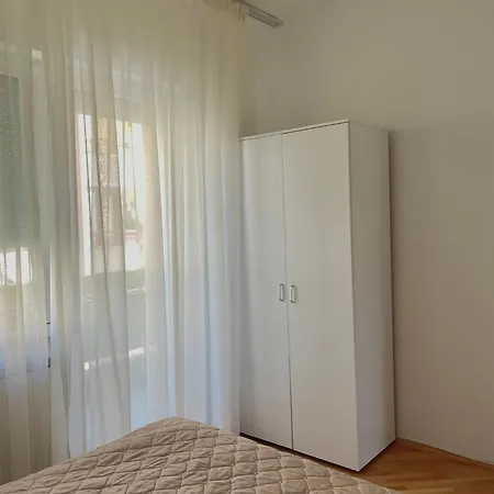 Debar Maalo 2bdrm Apt, 2 Min Walk To Park *