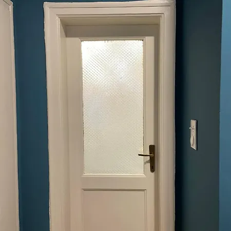 Debar Maalo 2bdrm Apt, 2 Min Walk To Park Apartment *