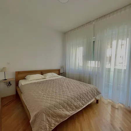 Apartment Debar Maalo 2bdrm Apt, 2 Min Walk To Park