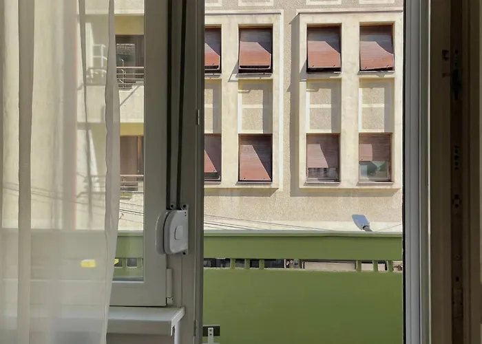 Debar Maalo 2bdrm Apt, 2 Min Walk To Park