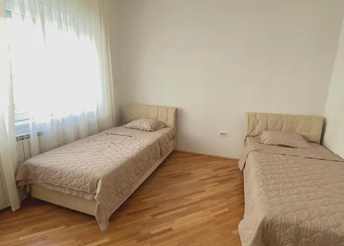 Debar Maalo 2bdrm Apt, 2 Min Walk To Park アパート スコピエ