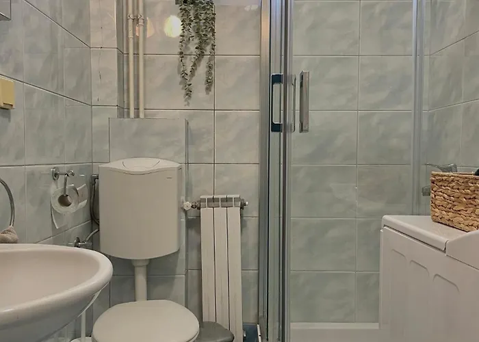 Debar Maalo 2bdrm Apt, 2 Min Walk To Park