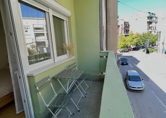 Debar Maalo 2bdrm Apt, 2 Min Walk To Park