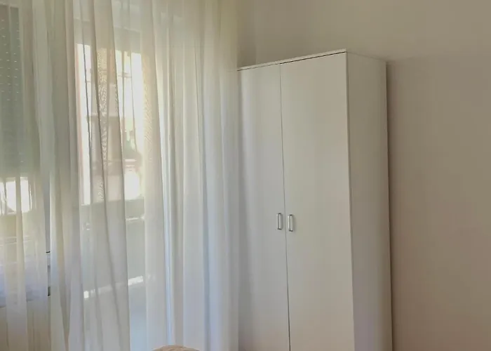 Debar Maalo 2bdrm Apt, 2 Min Walk To Park *