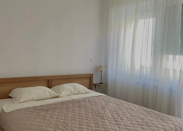 Debar Maalo 2bdrm Apt, 2 Min Walk To Park アパート スコピエ